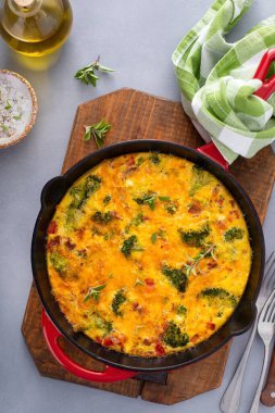 Sağlıklı frittata ya da brokoli ve kırmızı biberli kiş. Çedar peyniri ve domuz pastırması ile kaplanmış.