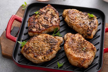 Tavada kızartılmış ya da sotelenmiş sebzeli domuz pirzolası.