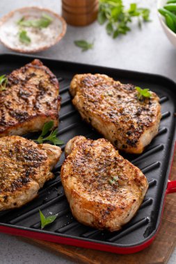 Tavada kızartılmış ya da sotelenmiş sebzeli domuz pirzolası.