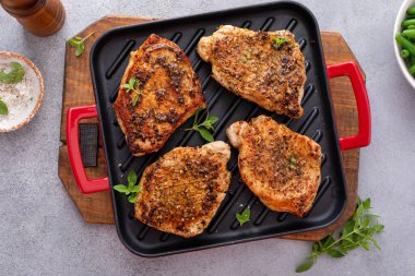 Tavada kızartılmış ya da sotelenmiş sebzeli domuz pirzolası.