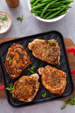 Tavada kızartılmış ya da sotelenmiş sebzeli domuz pirzolası.