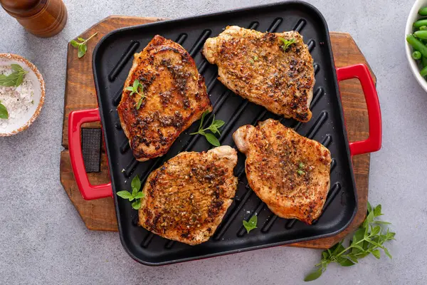 Tavada kızartılmış ya da sotelenmiş sebzeli domuz pirzolası.