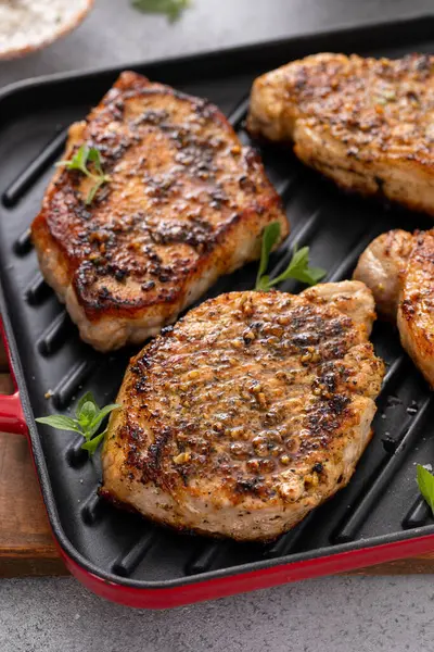 Tavada kızartılmış ya da sotelenmiş sebzeli domuz pirzolası.