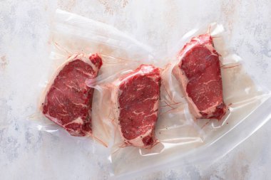 Çiğ biftekler vakumlanmış ve pişirilmeye hazır.