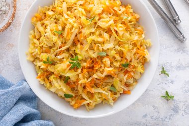 Havuç ve soğanlı sotelenmiş lahana, kolay ve sağlıklı meze fikri.