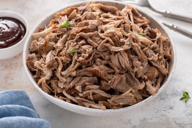 Ağır ateşte pişirilmiş domuz eti ya da carnitas. Çörek ve lahana ile sandviç yapmak için kasede servis edilir.