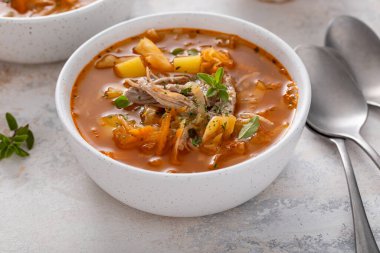 Soslu lahana ve patates çorbası, sıcak çorba tarifi fikri.