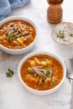 Soslu lahana ve patates çorbası, sıcak çorba tarifi fikri.