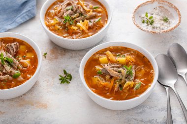 Soslu lahana ve patates çorbası, sıcak çorba tarifi fikri.