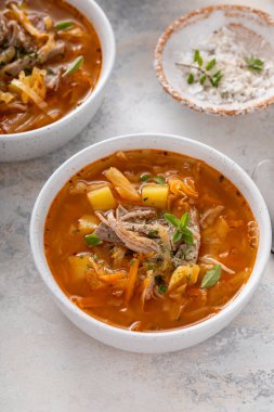 Soslu lahana ve patates çorbası, sıcak çorba tarifi fikri.