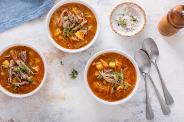 Soslu lahana ve patates çorbası, sıcak çorba tarifi fikri.