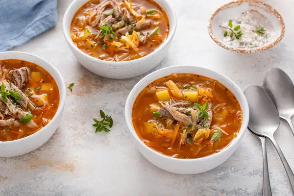 Soslu lahana ve patates çorbası, sıcak çorba tarifi fikri.