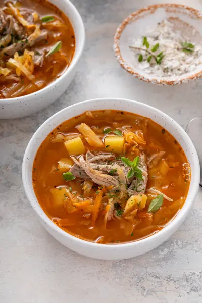 Soslu lahana ve patates çorbası, sıcak çorba tarifi fikri.