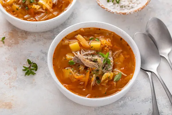 Soslu lahana ve patates çorbası, sıcak çorba tarifi fikri.