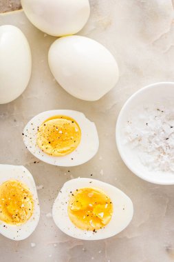 Kaynamış yumurta, tuz ve karabiber ile ikiye bölünmüş.