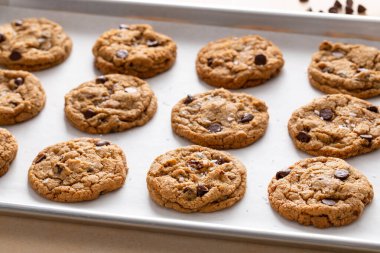 Fındıklı çikolatalı kurabiyeler, parşömenle kaplanmış yeni pişmiş kurabiye.