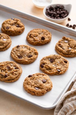 Fındıklı çikolatalı kurabiyeler, parşömenle kaplanmış yeni pişmiş kurabiye.