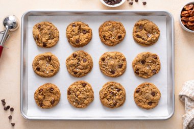 Fındıklı çikolatalı kurabiyeler, parşömenle kaplanmış yeni pişmiş kurabiye.