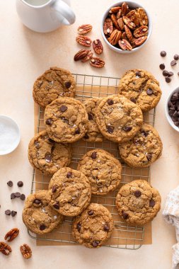 Cevizli çikolatalı kurabiyeler. Soğutma rafında taze pişmiş kurabiyeler. Sütle servis ediliyor.