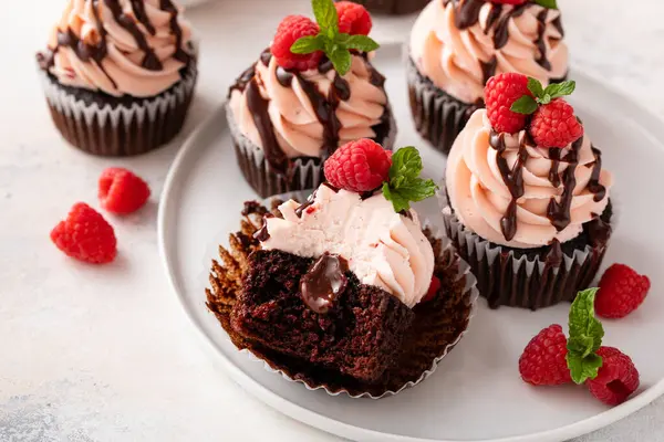 Ahududulu çikolatalı kek, ahududu kremalı ve çikolatalı.