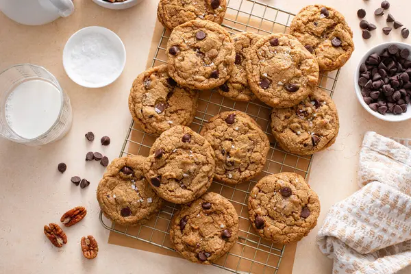 Cevizli çikolatalı kurabiyeler. Soğutma rafında taze pişmiş kurabiyeler. Sütle servis ediliyor.