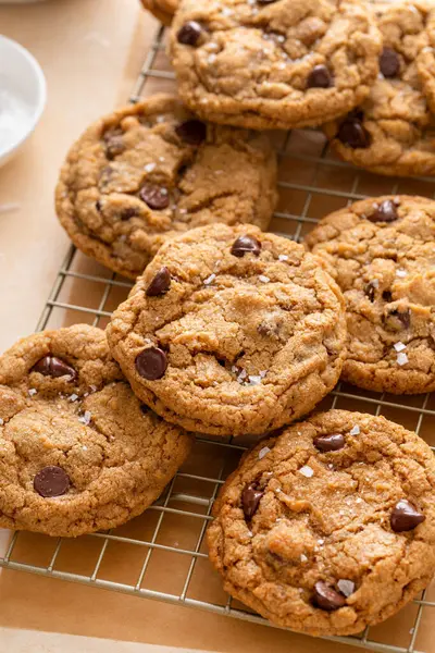 Cevizli çikolatalı kurabiyeler. Soğutma rafında taze pişmiş kurabiyeler. Sütle servis ediliyor.