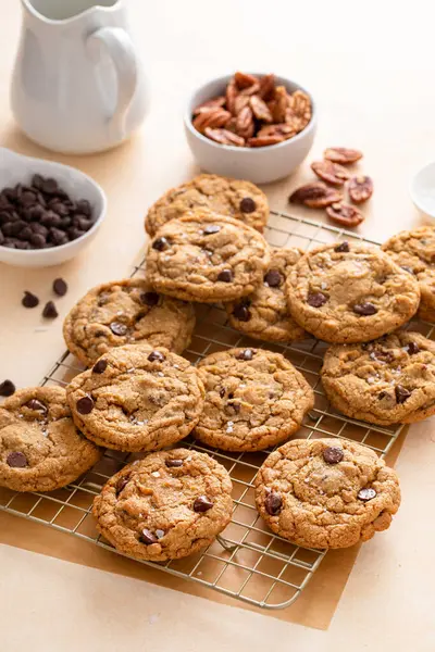 Cevizli çikolatalı kurabiyeler. Soğutma rafında taze pişmiş kurabiyeler. Sütle servis ediliyor.