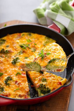 Brokoli, pastırma ve peynirli frittata dökme demir tavada pişirilmiş ve dilimlenmiş.
