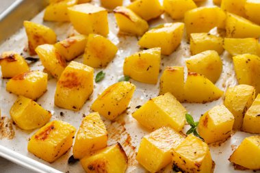 Sarımsak, bitki ve baharatla pişirilmiş fırında patates.