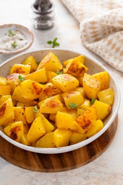 Sarımsak, otlar ve baharatlarla pişirilmiş servis kâsesinde fırında patates.