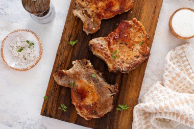 Kemikte domuz pirzolası ızgara ya da ahşap bir tahtada kurutulmuş.