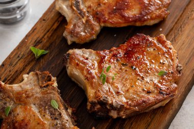 Kemikte domuz pirzolası ızgara ya da ahşap bir tahtada kurutulmuş.