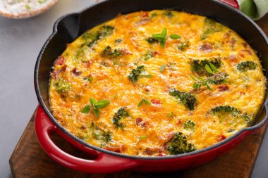 Brokoli, pastırma ve peynirli frittata dökme demir tavada pişmiş.