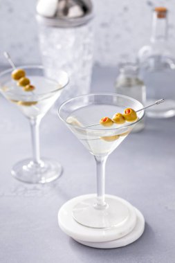 İçine doldurulmuş zeytin konmuş klasik martini kokteyli.