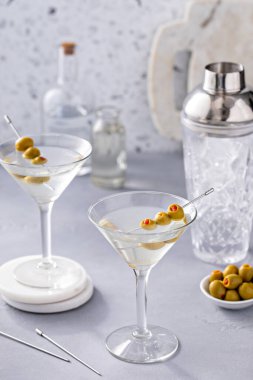 İçine doldurulmuş zeytin konmuş klasik martini kokteyli.