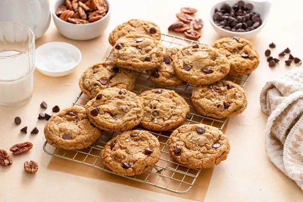 Cevizli çikolatalı kurabiyeler. Soğutma rafında taze pişmiş kurabiyeler. Sütle servis ediliyor.