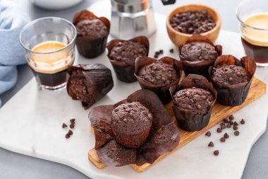 Çikolata parçalı çörekler. Sütlü mini boy, çikolatalı kekler. Paketi açık.