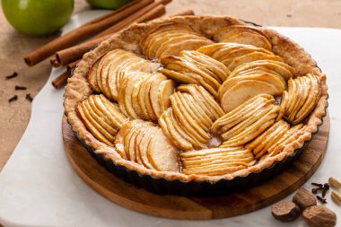 Elmalı turta ya da tarçınlı ve hindistan cevizli elmalı turta.