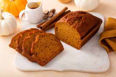 Pumpkin ekmeği servis panosunda taze dilimlenmiş, Şükran Günü tatlı fikri.