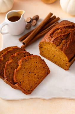 Pumpkin ekmeği servis panosunda taze dilimlenmiş, Şükran Günü tatlı fikri.