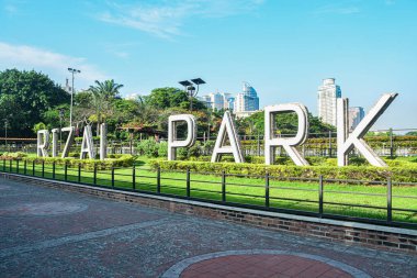 Rizal Park, Manila, Filipinler 2 Temmuz 2014: Rizal Park Taft Bulvarı, Manila, Filipinler boyunca tabela inşa etti