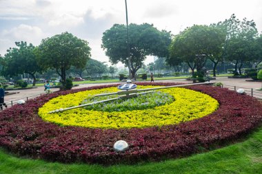 Rizal Park, Manila, Filipinler 2 Temmuz 2014: Manila, Filipinler 'deki Rizal Park' taki Çiçek Saati