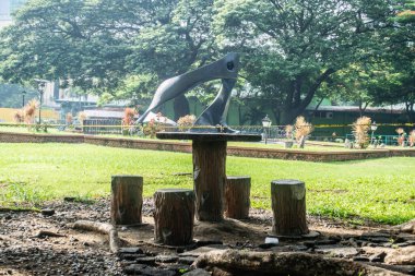 Rizal Park, Manila, Filipinler 2 Temmuz 2014: Taft Caddesi, Manila, Filipinler yakınlarındaki Rizal Park 'taki bir ağacın altında masa ve sandalyeler