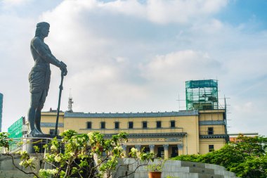 Rizal Park, Manila, Filipinler 2 Temmuz 2014: Lapu lapu anıtı ve Taft Bulvarı, Manila, Filipinler yakınlarındaki Rizal Park 'ın yanındaki Turizm Binası