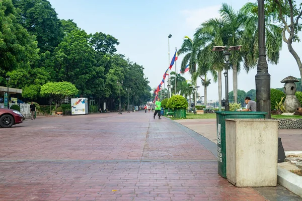 Rizal Park, Manila, Filipinler 2 Temmuz 2014: Taft Caddesi, Manila, Filipinler yakınlarındaki Rizal Park 'ta bir patika