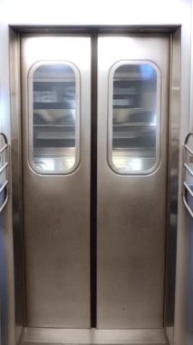 Manhattan yeraltı metrosunun iç kısmının dikey görüntüsü.  