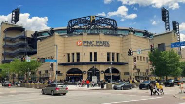 Pittsburgh, 25 Mayıs 2025 - Pittsburgh 'daki PNC Parkı' nın dışında güneşli bir günde Brewers 'a karşı oynanan Pittsburgh Pirates maçı için kalabalık toplandı. Taraftarlar, trafik ve top sahası heyecanı coşkulu şehir manzarasını dolduruyor.  