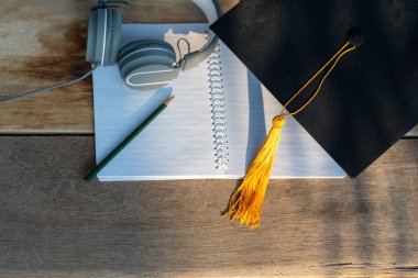 Mezuniyet Kaptan Üniversitesi ahşap masa mezuniyet konsepti temposu