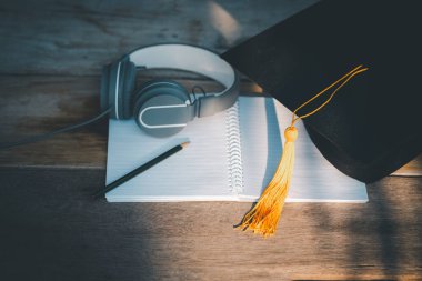 Mezuniyet Kaptan Üniversitesi ahşap masa mezuniyet konsepti temposu