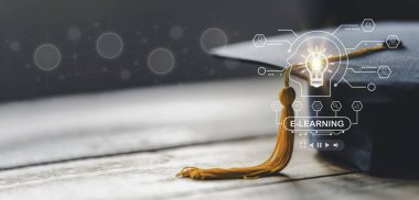 Eğitim teknolojisi konsepti. EdTech. Yapay Zeka (Yapay Zeka). Çevrimiçi Kurslar Giyin. Mezuniyet şapkası ve eğitim simgelerini gösteren bir ampul. İnternet eğitimi diploması, çevrimiçi sınıf öğrenme fikri.